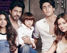 This pic of Shah Rukh Khan and his family is breaking the internet