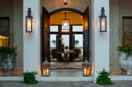 Entryway Lighting Schemes That Extend a Warm Welcome