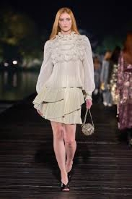 Street to Chic: How 2025 Is Blurring Fashion`s Boundaries